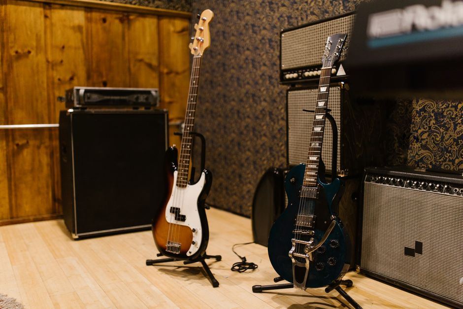 wooden guitar stands vs metal guitar stands buying guide